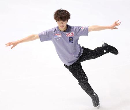 　公式練習を行う佐藤駿（撮影・中田匡峻）