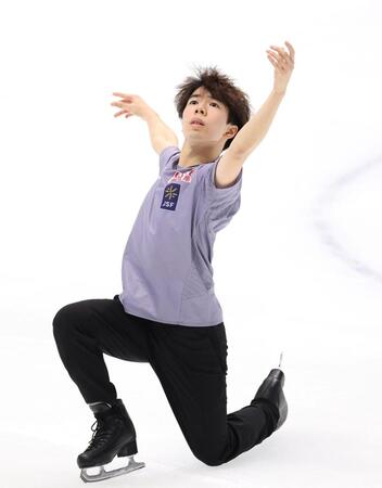 　公式練習を行う佐藤駿（撮影・中田匡峻）