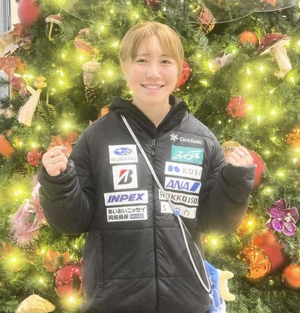 　羽田空港で取材に応じた柳本理乃