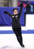 　調整する鍵山優真（撮影・中田匡峻）