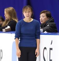 　険しい表情を見せる坂本花織。右は中野園子コーチ（撮影・中田匡峻）