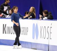 　中野園子コーチ（右）と話す坂本花織（撮影・中田匡峻）