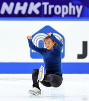 　公式練習で体勢を崩す坂本花織