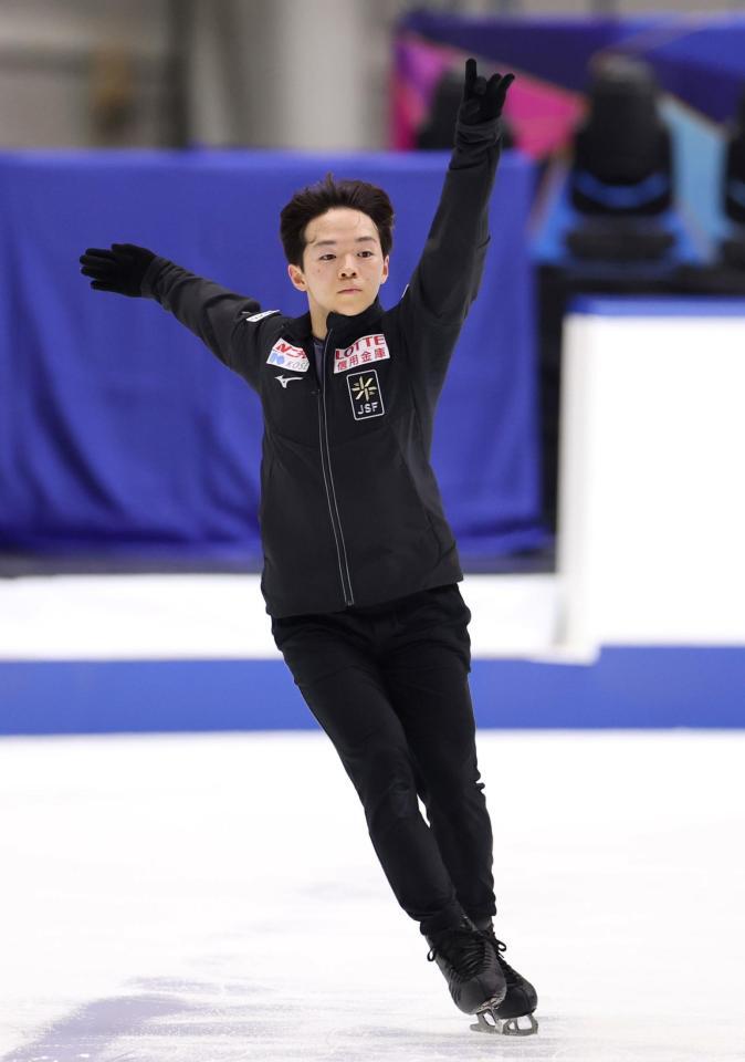 　調整する鍵山優真（撮影・中田匡峻）