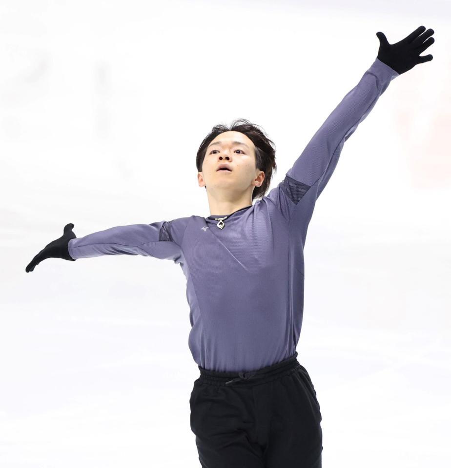 　公式練習を行う鍵山優真（撮影・中田匡峻）