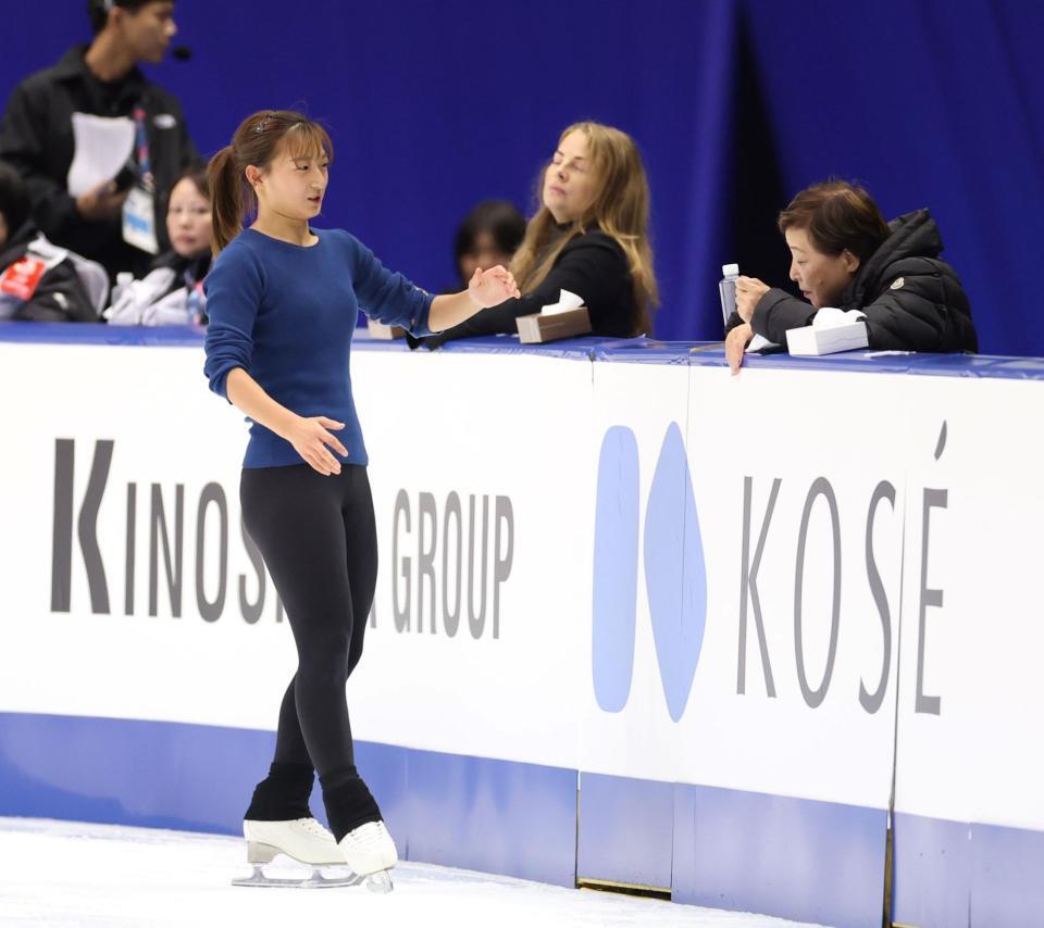 　中野園子コーチ（右）と話す坂本花織（撮影・中田匡峻）