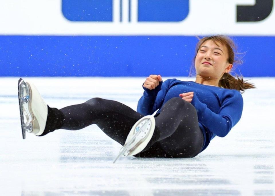 　公式練習で体勢を崩す坂本花織