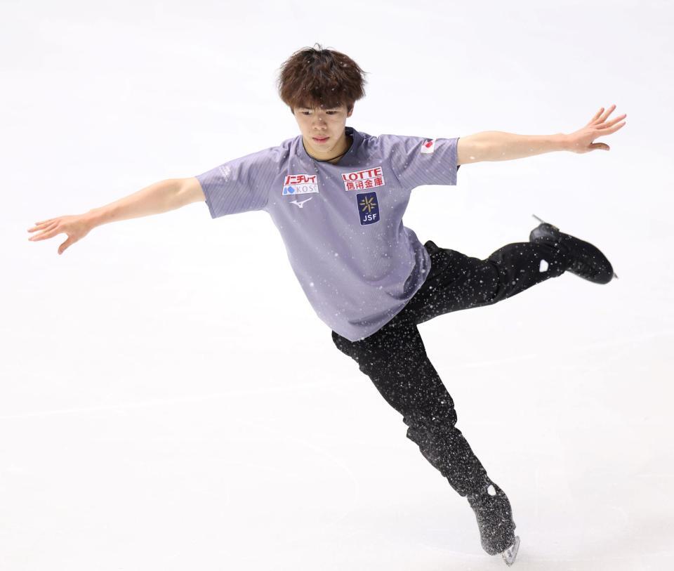 　公式練習を行う佐藤駿（撮影・中田匡峻）