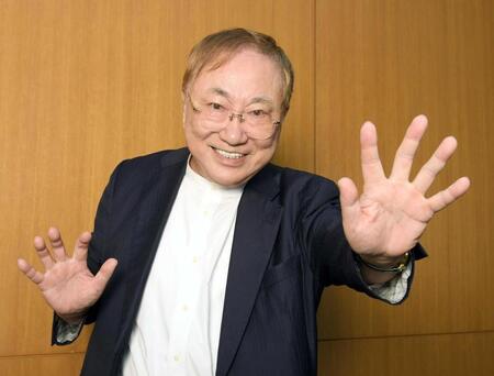 　笑顔で張り手ポーズを披露する高須克弥院長（撮影・園田高夫）