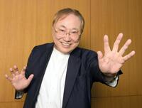 　笑顔で張り手ポーズを披露する高須克弥院長（撮影・園田高夫）