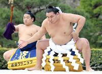 　高須院長から贈られた化粧まわし奉納土俵入りを披露する横綱豊昇龍