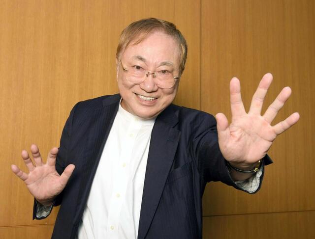 　笑顔で張り手ポーズを披露する高須克弥院長（撮影・園田高夫）