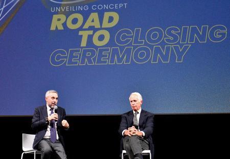 　ミラノ・コルティナ冬季五輪閉会式のコンセプト発表会に登壇した大会組織委員会のバルニエＣＥＯ（左）とマラゴ会長＝６日、ベローナ（共同）