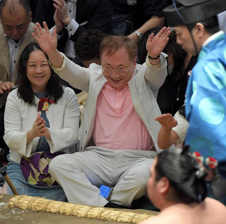 　今年の夏場所を西原さん（左）と観戦する高須克弥氏（中央）