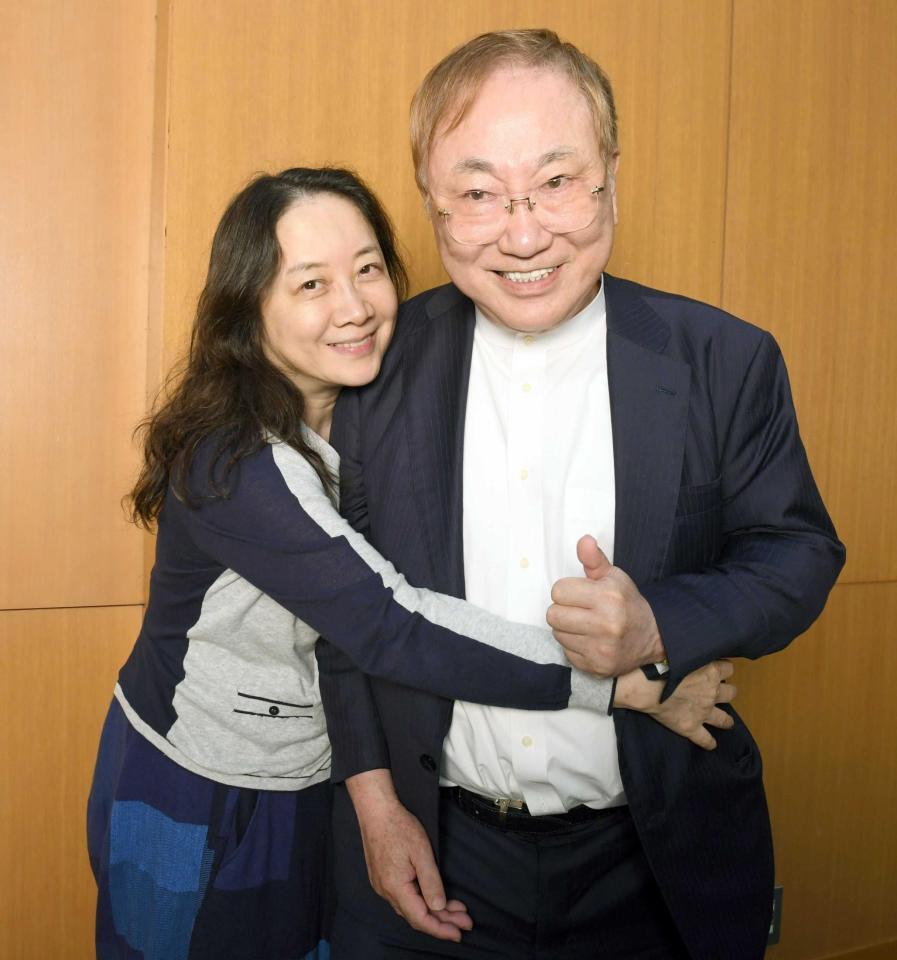 　西原理恵子さん（左）と仲むつまじいツーショットを披露
