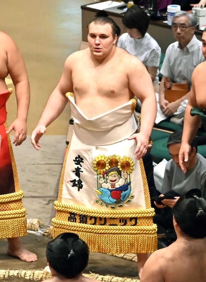 　西原理恵子氏がデザインした化粧まわしを締める安青錦（中央）