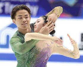 　ペアフリーで演技を披露する森口澄士（左）、長岡柚奈組