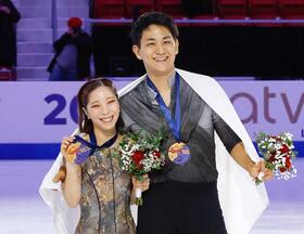 　ペアで優勝し、ＧＰファイナル進出を決めた三浦璃来（左）、木原龍一組＝レークプラシッド（共同）