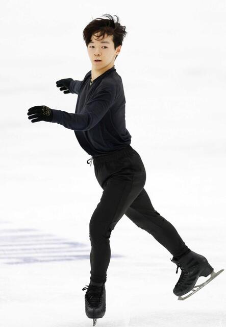 　公式練習で調整する鍵山優真（共同）