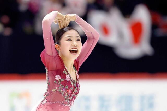 　女子フリーの演技を終え、観客席に向かいポーズをとる千葉百音（共同）