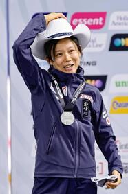 　女子１５００メートルで２位となり、表彰式で笑顔の高木美帆（共同）