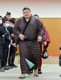 　取り組みを終え引き揚げる大の里＝２２日