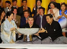 　杯を手に笑顔を見せる安青錦（前列中央）と安治川親方（同右）