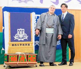 　安青錦（左）と山中新大さん