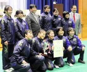 　２連勝で優勝に貢献した藤波朱理（前列右から２人目）