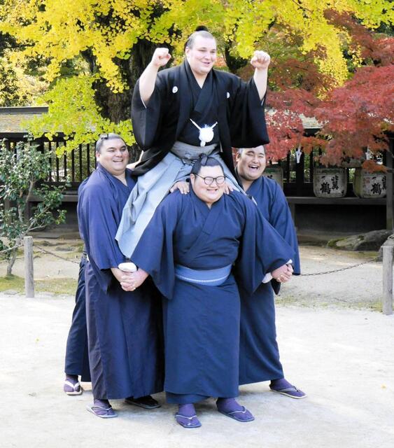 　騎馬に乗りガッツポーズを見せる安青錦