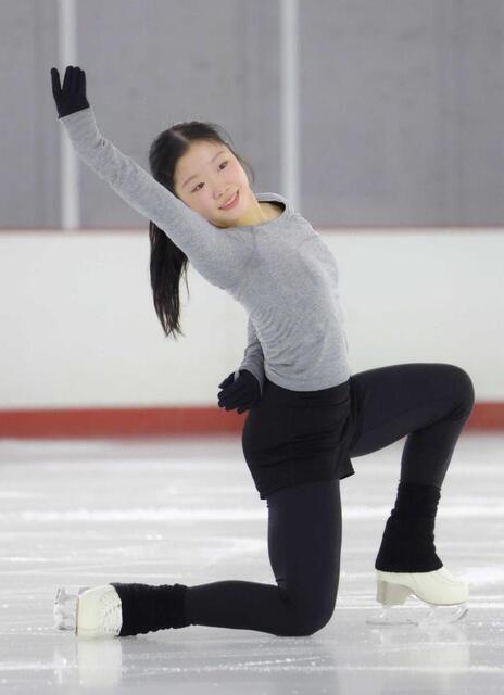 　明るい表情で練習する中井亜美（撮影・吉澤敬太）