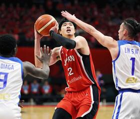 　第４Ｑ、激しいディフェンスをかわし、シュートを決める渡辺雄（撮影・坂部計介）