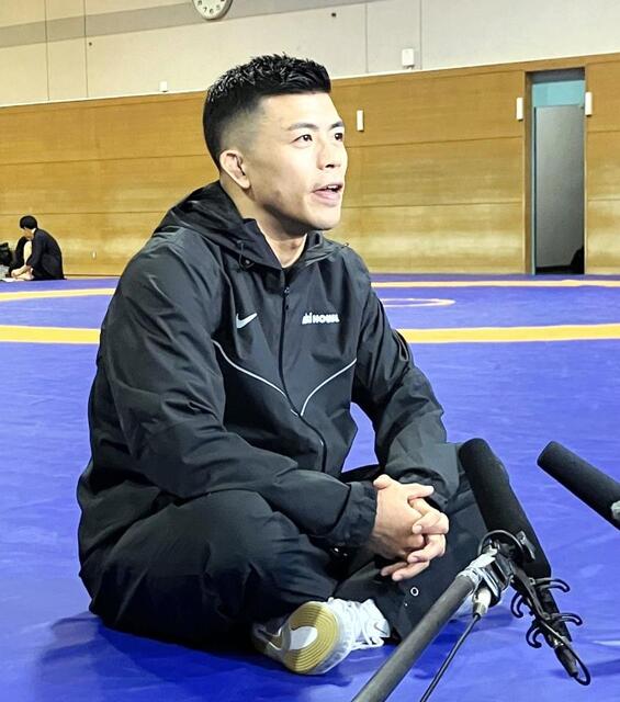 　取材に応じた文田