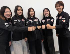　ワールドツアーから帰国した女子の（左から）黒川輝衣、金井莉花、中島未莉、渡辺碧、平井亜実
