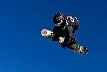 　決勝進出を決めた、スノーボード男子ハーフパイプの平野歩夢＝張家口・密苑（共同）