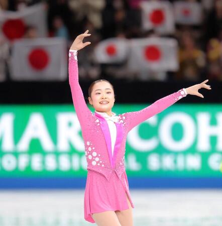 　演技を終え歓声に応える島田麻央（撮影・吉澤敬太）