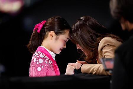 　ジュニア女子ＳＰの演技に臨む島田麻央。右は浜田美栄コーチ