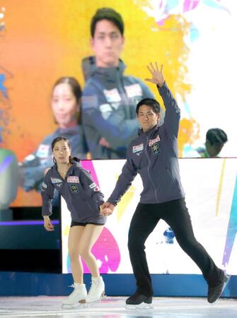 　大歓声を浴び登場した三浦璃来＆木原龍一組（撮影・吉澤敬太）