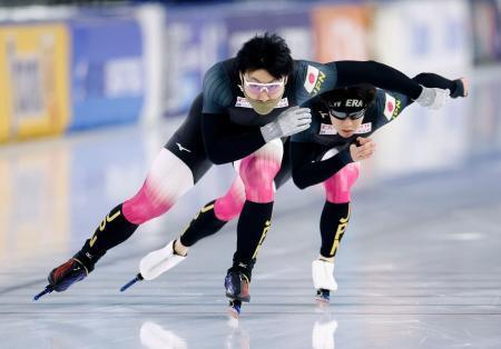 　スピードスケートＷ杯第３戦を前に調整する新濱立也（手前）と広瀬勇太＝ヘーレンフェイン（共同）