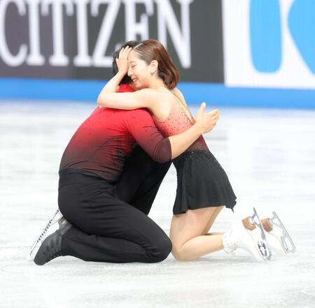 　演技を終え、抱き合う三浦璃来＆木原龍一組（撮影・吉澤敬太）