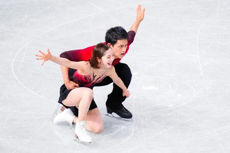　ペアＳＰの演技を終えた三浦璃来（左）、木原龍一組