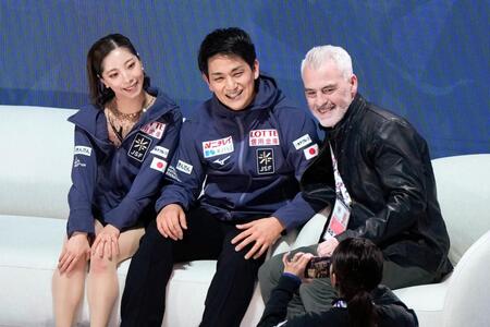 　ペアＳＰの演技を終え笑顔の三浦璃来（左）、木原龍一組。右はブルーノ・マルコット・コーチ