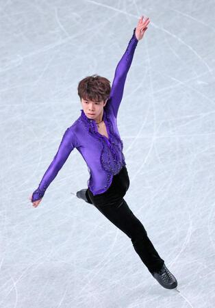 　男子ＳＰで演技する佐藤駿