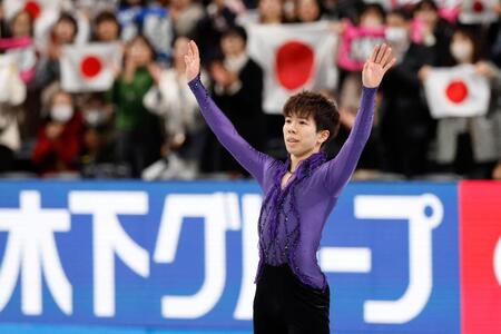 　男子ＳＰの演技を終え、あいさつする佐藤駿