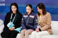 　ジュニア女子ＳＰの得点を確認し、驚く島田麻央。右は浜田美栄コーチ