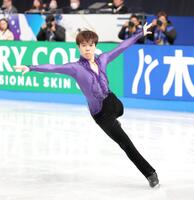 　最初のジャンプを成功させた佐藤駿（撮影・吉澤敬太）