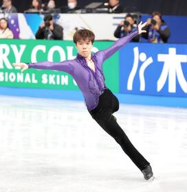 　最初のジャンプを成功させた佐藤駿（撮影・吉澤敬太）