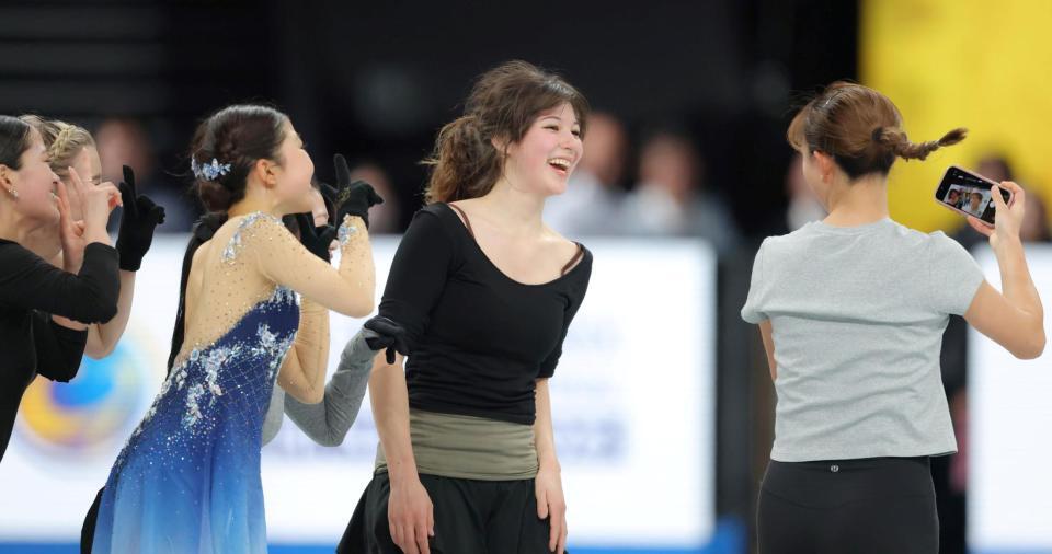 　練習後、（左から）渡辺倫果、千葉百音、アリサ・リュウらと自撮りする坂本花織（撮影・吉澤敬太）