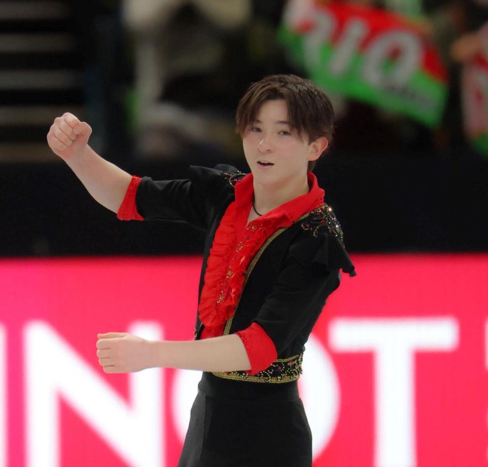 　ガッツポーズを見せる中田璃士（撮影・吉澤敬太）