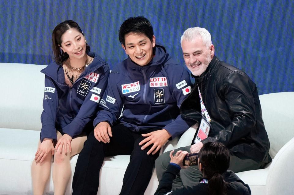 　ペアＳＰの演技を終え笑顔の三浦璃来（左）、木原龍一組。右はブルーノ・マルコット・コーチ